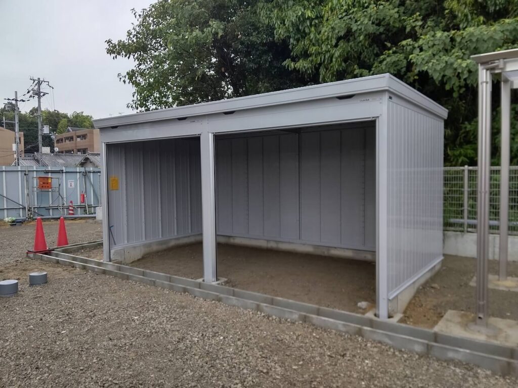 シャッター付き物置でシャッターを開けた状態