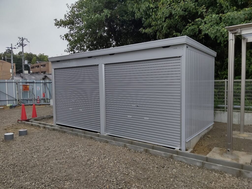 シャッター付き物置でシャッターを閉めた状態