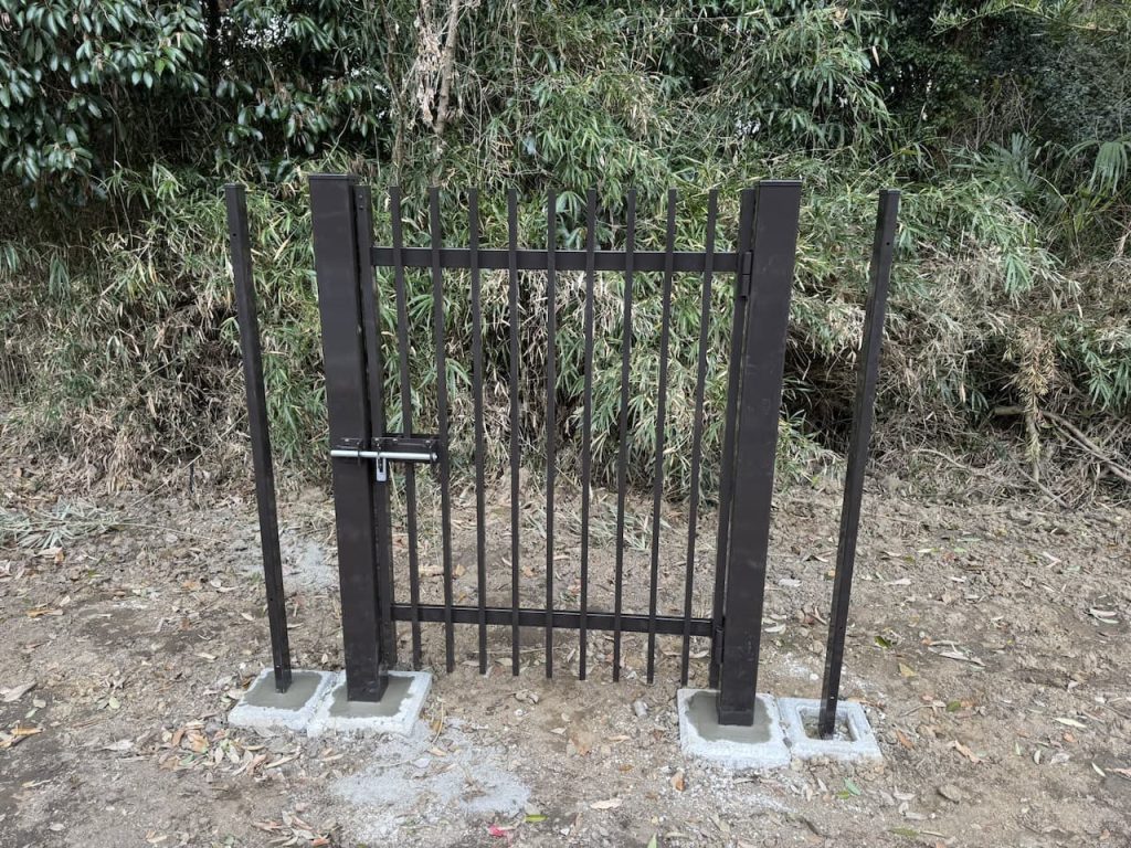 侵入防止策の門扉