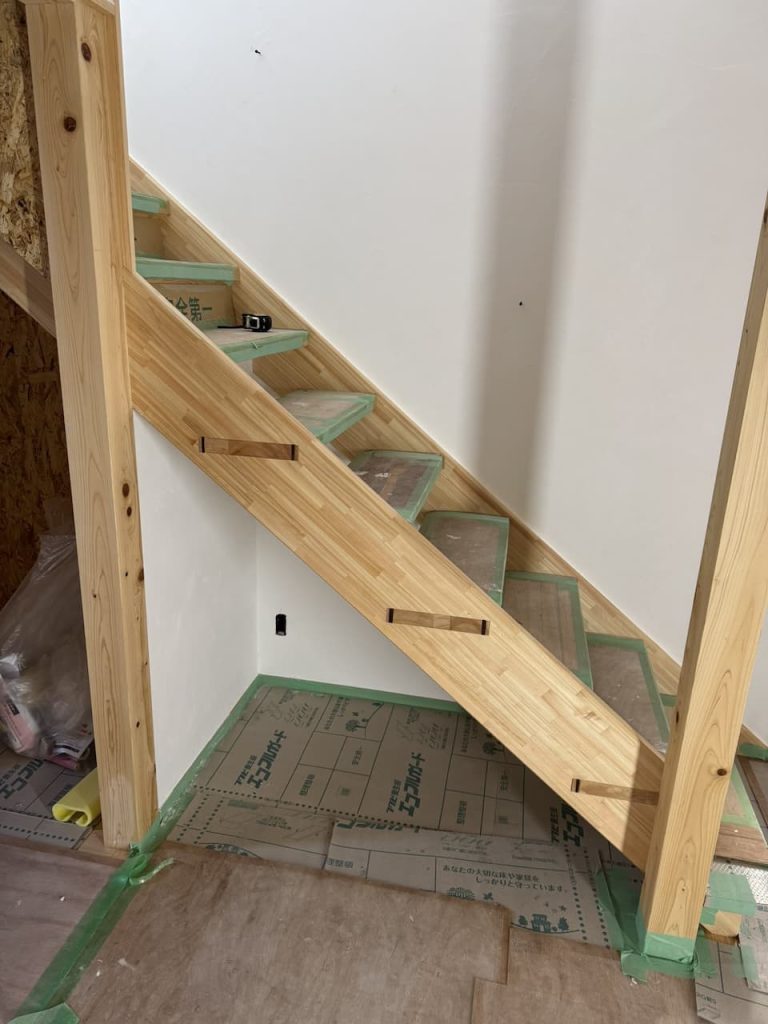 住宅内の木製の階段