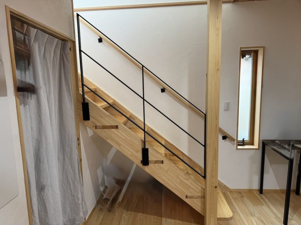 木製階段にアイアン手摺りを施工