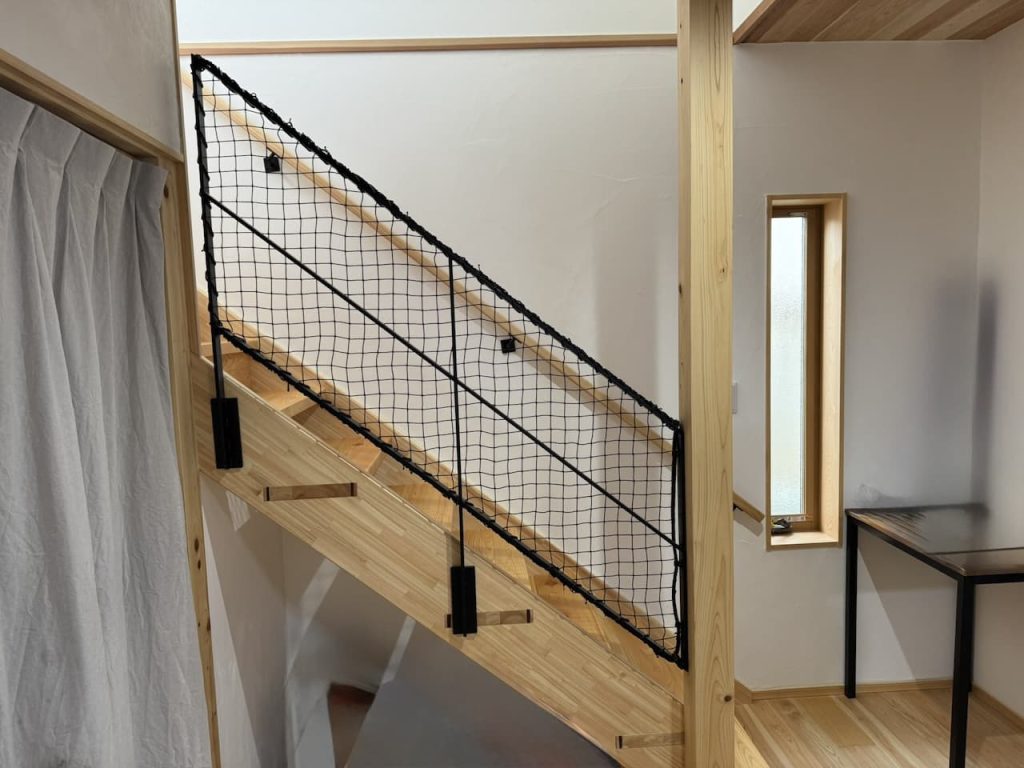 アイアン手摺りに転落防止ネットを設置