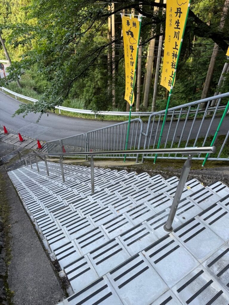 神社の階段にステンレス製手手摺を設置①
