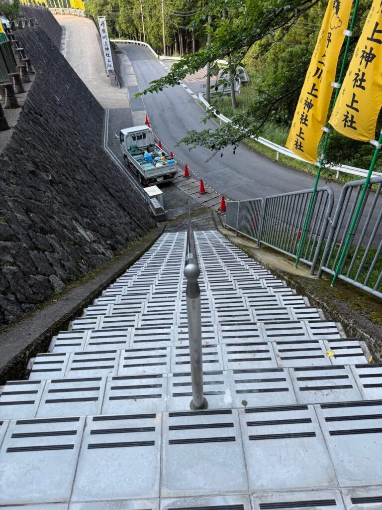 神社の階段にステンレス製手手摺を設置②