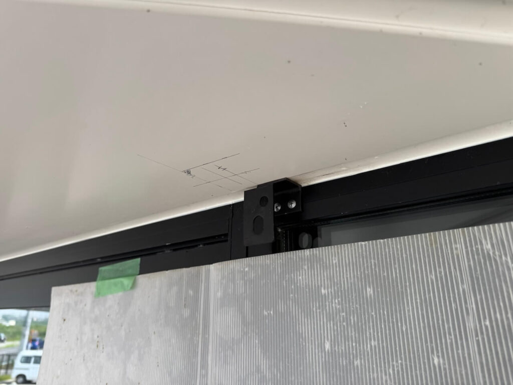 サッシとの取り合い金物