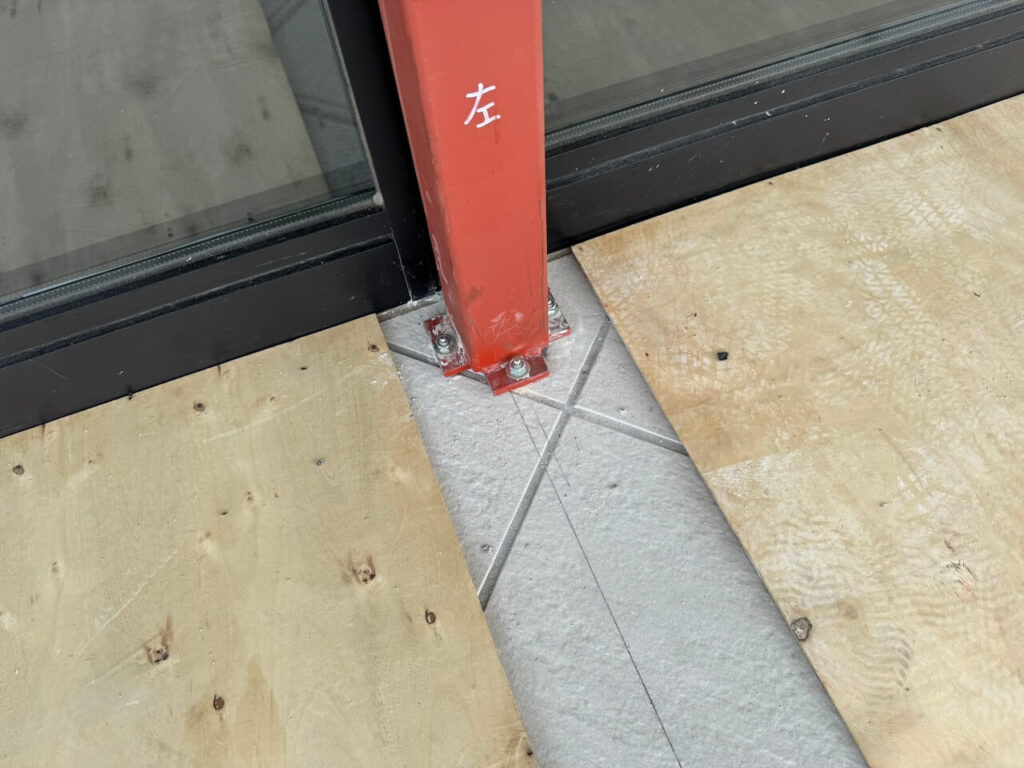 鉄骨と床面との接合部