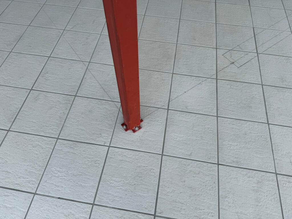 鉄骨と床面との接合部