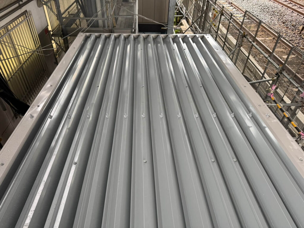 シャッターガレージの屋根