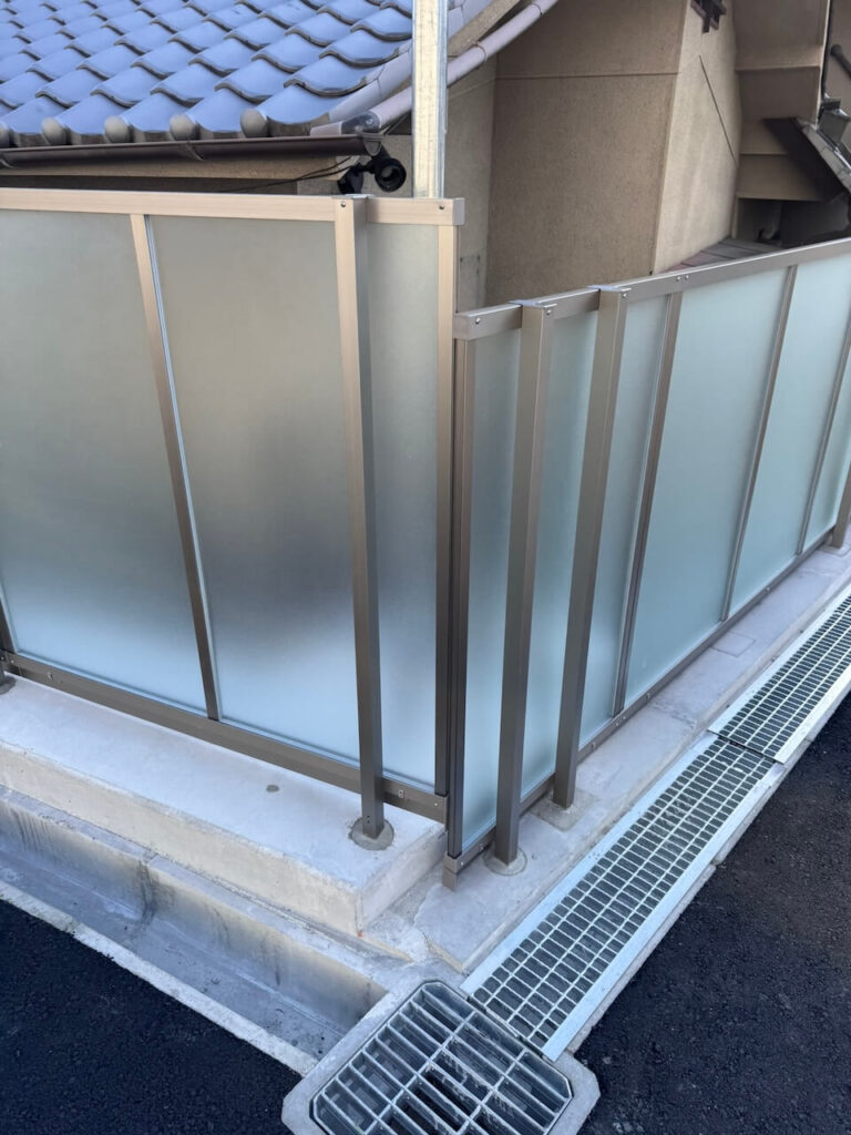 駐車場のアルミフェンスのコーナー部