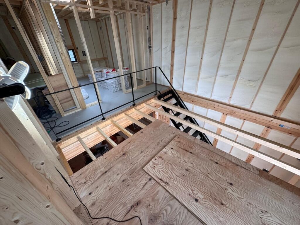 ２階からの鉄骨階段