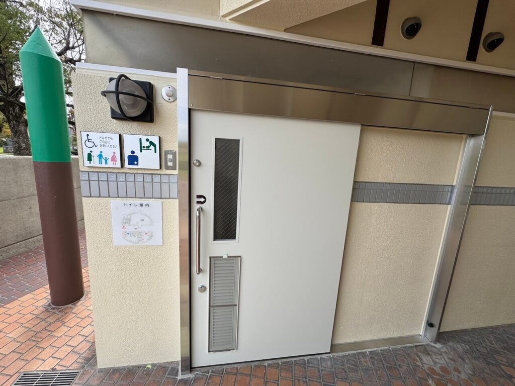 多目的トイレ入り口のピクトサイン
