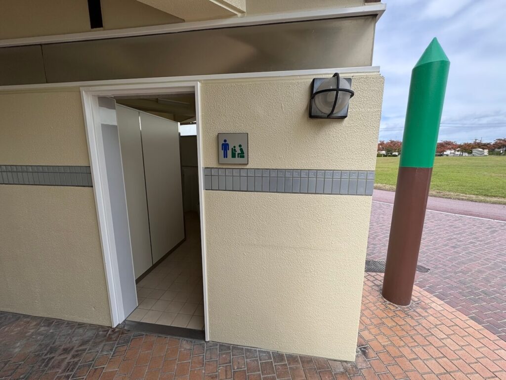 男性用トイレ入り口のピクトサイン