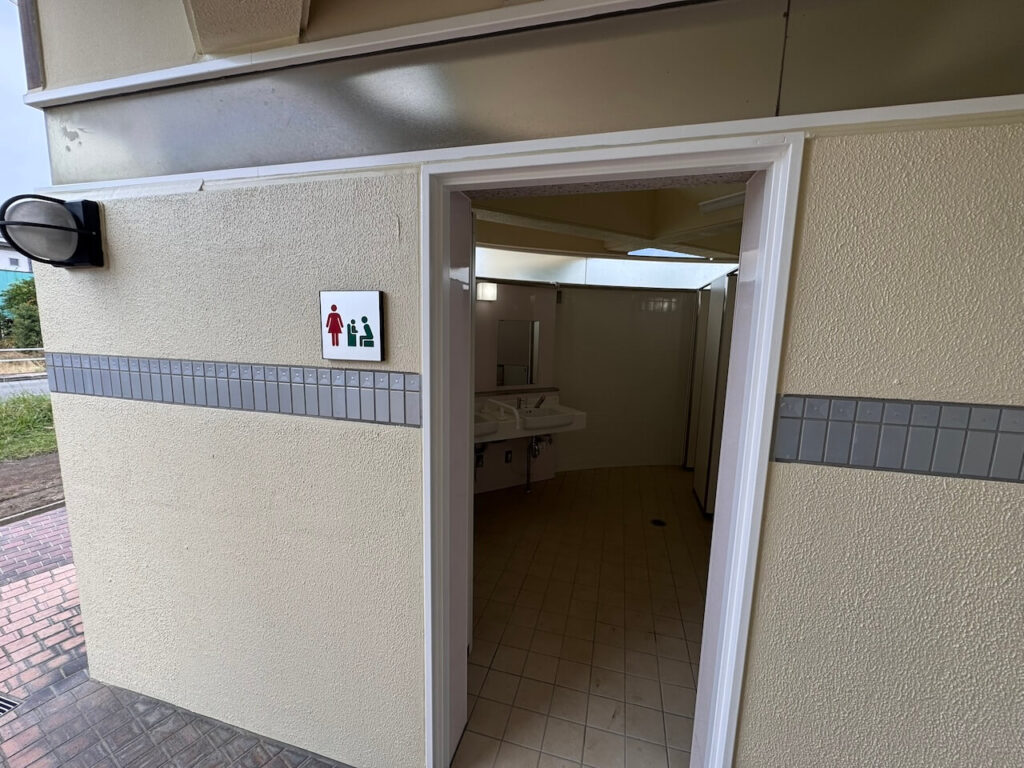 女性用トイレ入り口のピクトサイン