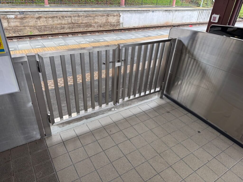 駅改札の両開き扉（ステンレス製）