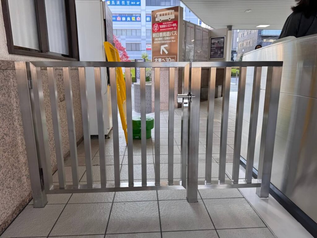 駅改札横の片開き門扉①