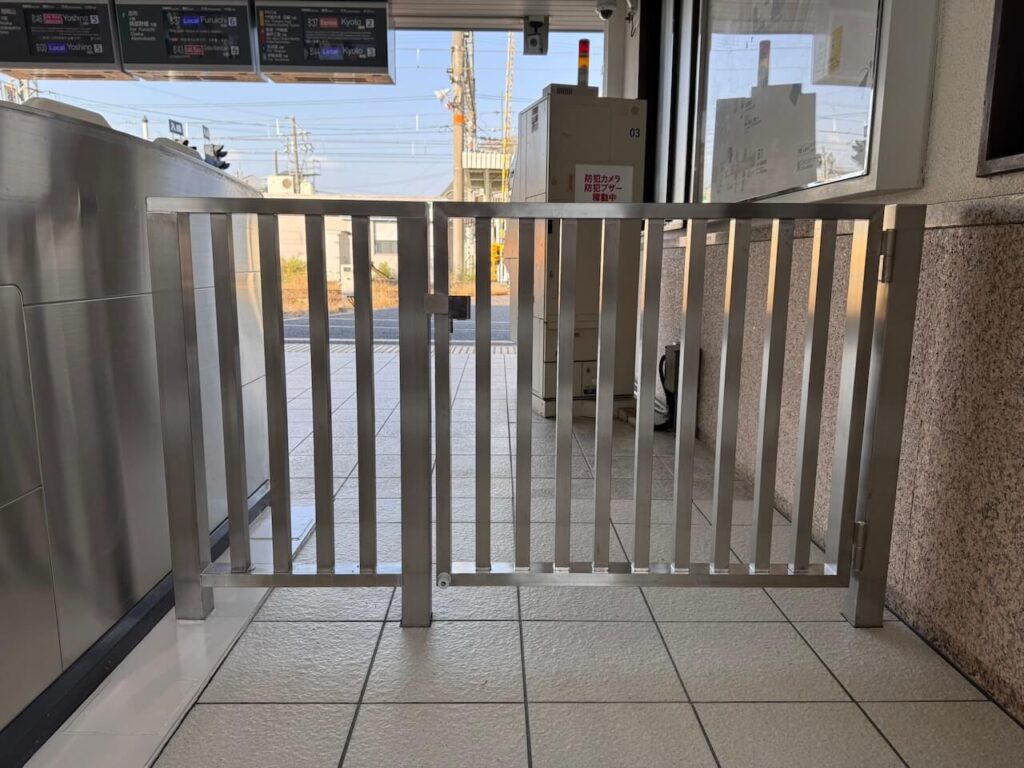 駅改札横の片開き門扉②