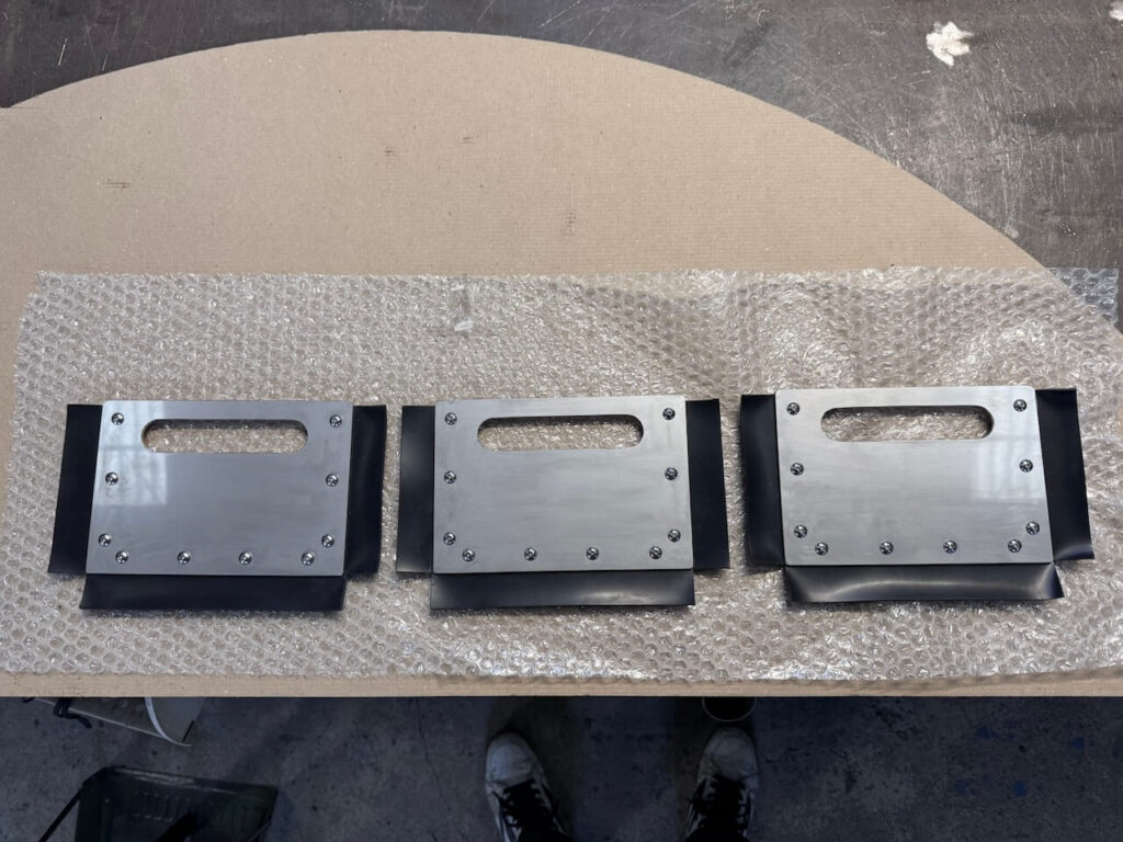 三方にゴムを取り付けた止水板