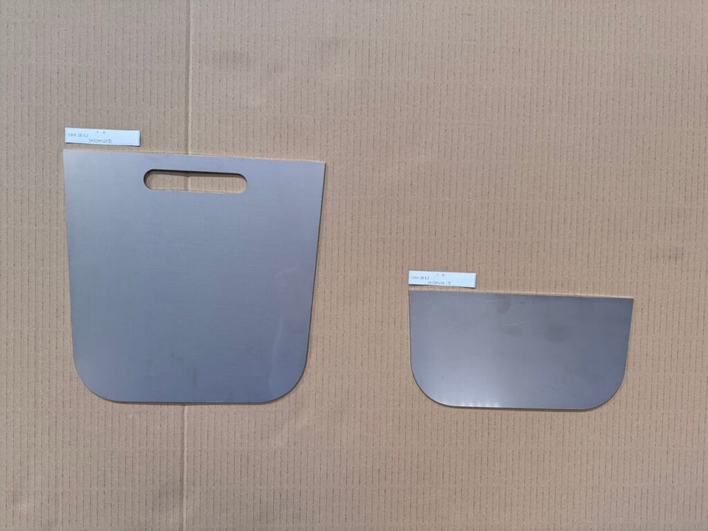 U字溝300用と300用ハーフ高の止水板