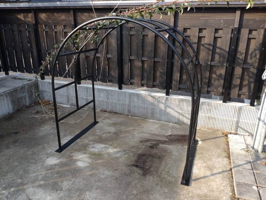 薔薇アーチの設置①